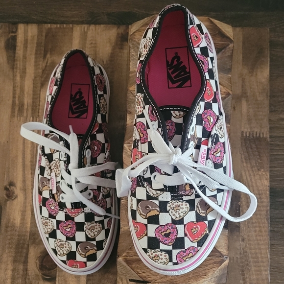 Kids VANS - Size 2. 5 Pre-Owned, Black & White With Multi-Colors Donuts Print - Picture 2 of 9